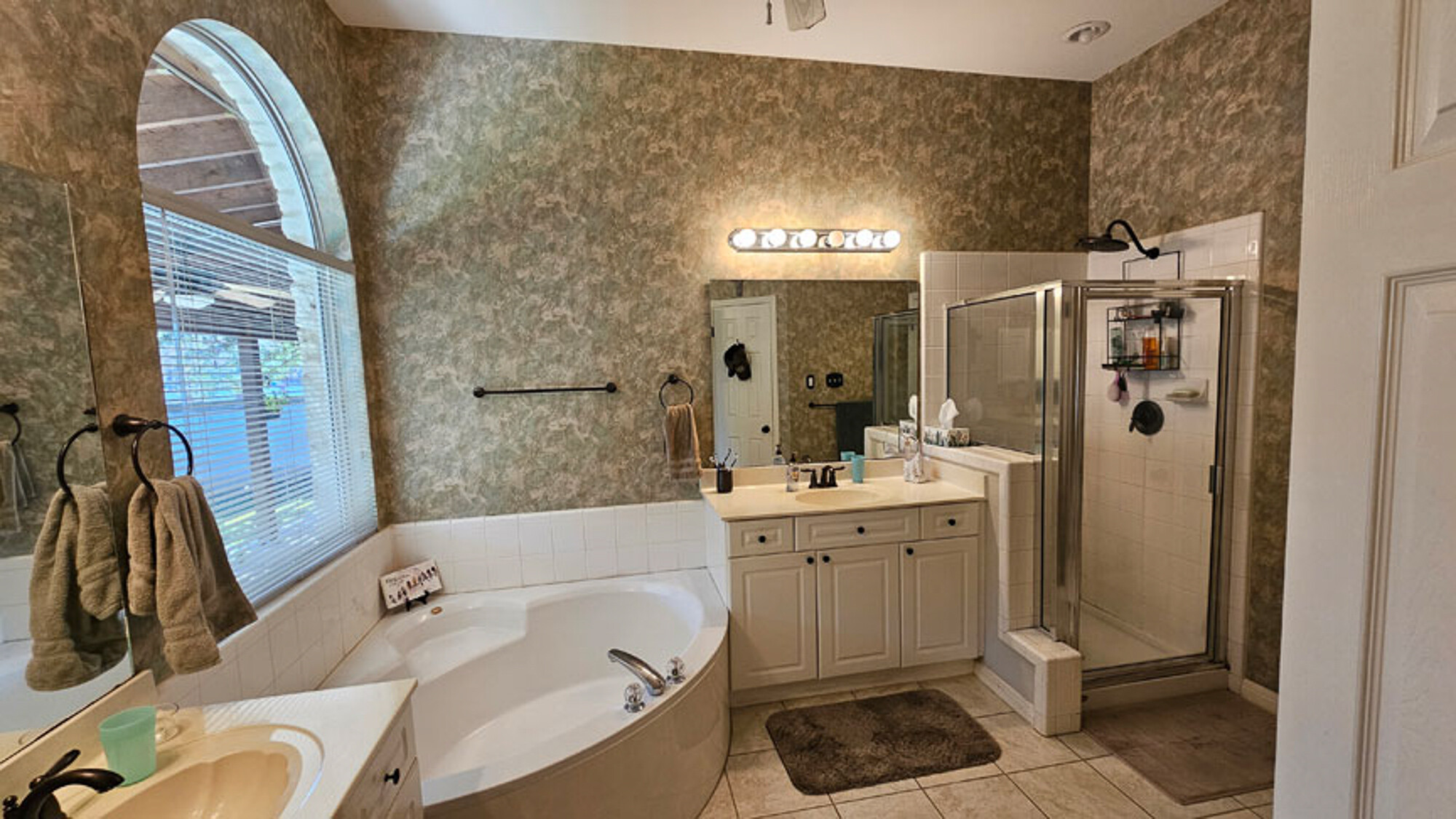 Before image of master bathroom renovation