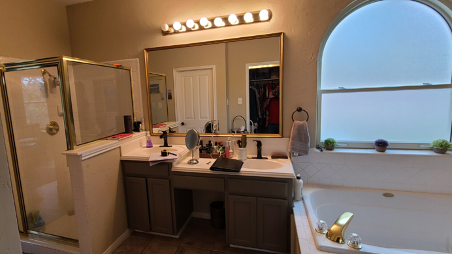 Before picture of a master bathroom renovation